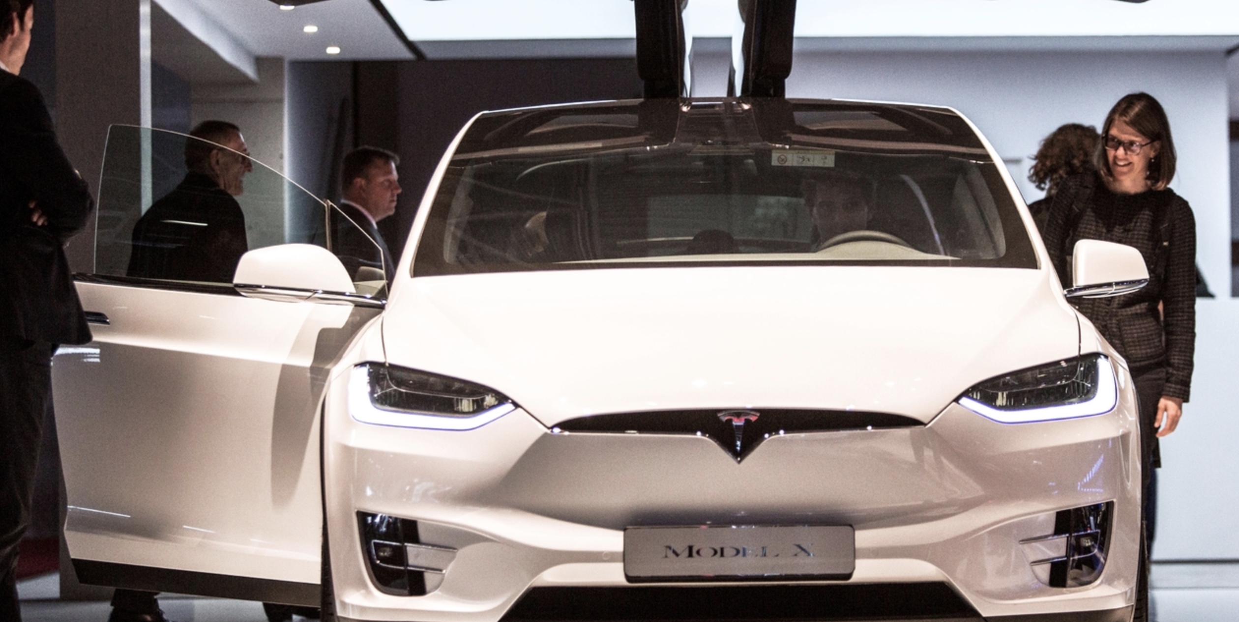 «СберАвто» открыл продажи электрокаров Tesla